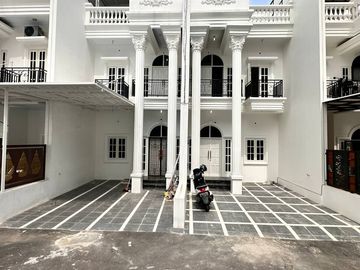 RUMAH DIJUAL DI KRAMAT JATI, JAKARTA TIMUR MINICLUSTER MODERN AMERICAN CLASSIC 5 KAMAR TIDUR 3 LANTAI