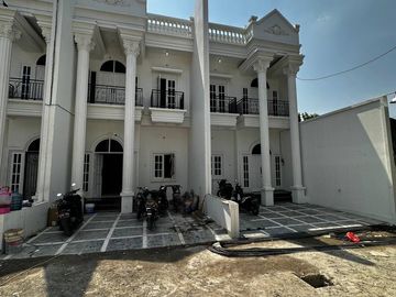 RUMAH DIJUAL DI KRAMAT JATI, JAKARTA TIMUR MINICLUSTER MODERN AMERICAN CLASSIC 5 KAMAR TIDUR 3 LANTAI