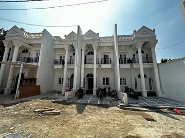 RUMAH DIJUAL DI KRAMAT JATI, JAKARTA TIMUR MINICLUSTER MODERN AMERICAN CLASSIC 5 KAMAR TIDUR 3 LANTAI