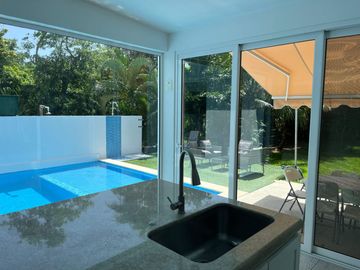Casa con jardín y alberca privada, en venta, Playacar Fase II, Playa del Carmen.