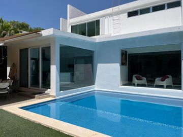 Casa con jardín y alberca privada, en venta, Playacar Fase II, Playa del Carmen.