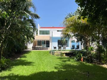 Casa con jardín y alberca privada, en venta, Playacar Fase II, Playa del Carmen.