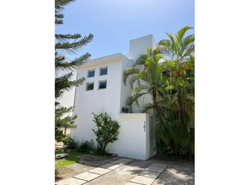 Casa con jardín y alberca privada, en venta, Playacar Fase II, Playa del Carmen.