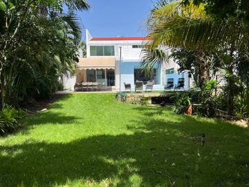 Casa con jardín y alberca privada, en venta, Playacar Fase II, Playa del Carmen.