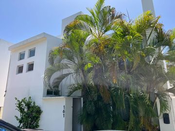 Casa con jardín y alberca privada, en venta, Playacar Fase II, Playa del Carmen.
