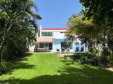 Casa con jardín y alberca privada, en venta, Playacar Fase II, Playa del Carmen.