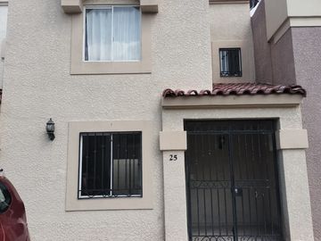 Casa en RENTA Urbi, Cuautitlán Izcalli, Estado de México 3R, 1.5B, 2E, 120 M2