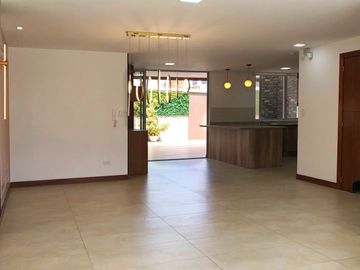 Casa moderna en Venta, Tumbaco, seguridad 24/7