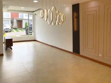 Casa moderna en Venta, Tumbaco, seguridad 24/7
