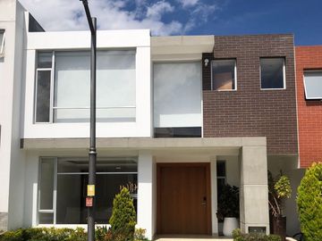 Casa moderna en Venta, Tumbaco, seguridad 24/7