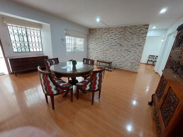 Venta de lindo departamento en primer piso en Los Melones, Surco!