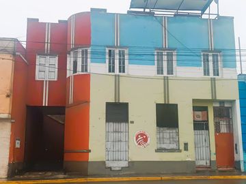VENDO CASA COMO TERRENO – CERCA A LA MUNICIPALIDAD LIMA Y DEL RIMAC