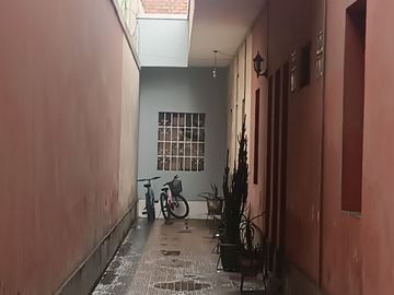 VENDO CASA COMO TERRENO – CERCA A LA MUNICIPALIDAD LIMA Y DEL RIMAC