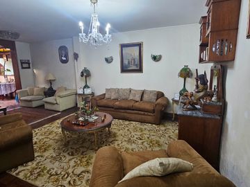 VENDO CASA URB. LAS MAGNOLIAS SURCO FRENTE A PARQUE