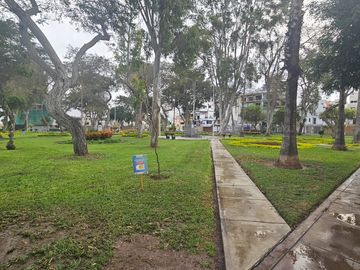 VENDO CASA URB. LAS MAGNOLIAS SURCO FRENTE A PARQUE
