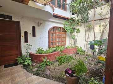 VENDO CASA URB. LAS MAGNOLIAS SURCO FRENTE A PARQUE