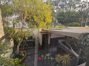 VENDO CASA URB. LAS MAGNOLIAS SURCO FRENTE A PARQUE
