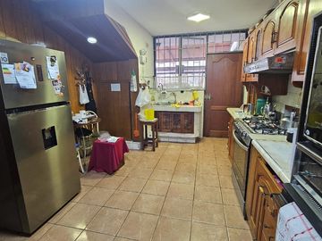 VENDO CASA URB. LAS MAGNOLIAS SURCO FRENTE A PARQUE