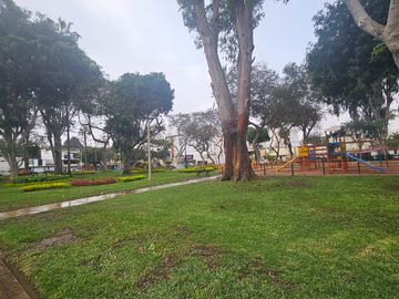 VENDO CASA URB. LAS MAGNOLIAS SURCO FRENTE A PARQUE