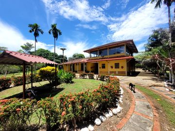 CASA CAMPESTRE EN CONDOMINIO EXCLUSIVO