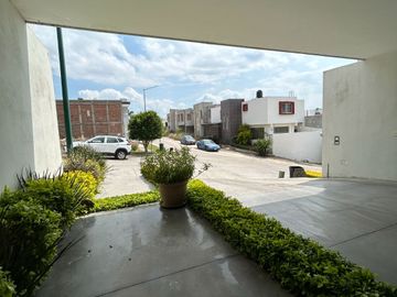 VENTA DE CASA EN FRACCIONAMIENTO CON ALTA PLUSVALIA EN BARRANCA DEL REFUGIO