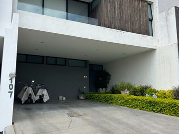VENTA DE CASA EN FRACCIONAMIENTO CON ALTA PLUSVALIA EN BARRANCA DEL REFUGIO