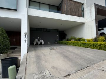 VENTA DE CASA EN FRACCIONAMIENTO CON ALTA PLUSVALIA EN BARRANCA DEL REFUGIO