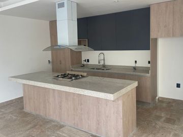 Casa con alberca privada, doble altura, pisos de mármol, en venta en Residencial Rio, Cancun