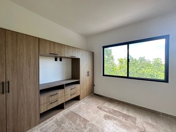 Casa con alberca privada, doble altura, pisos de mármol, en venta en Residencial Rio, Cancun