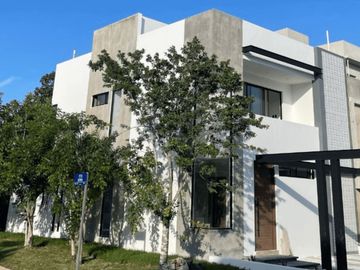 Casa con alberca privada, doble altura, pisos de mármol, en venta en Residencial Rio, Cancun