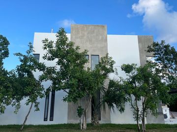 Casa con alberca privada, doble altura, pisos de mármol, en venta en Residencial Rio, Cancun