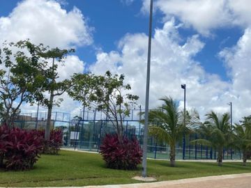 Casa con alberca privada, doble altura, pisos de mármol, en venta en Residencial Rio, Cancun