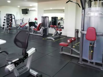 Casa con alberca privada, doble altura, pisos de mármol, en venta en Residencial Rio, Cancun