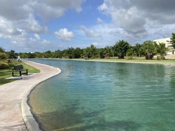 Casa con alberca privada, doble altura, pisos de mármol, en venta en Residencial Rio, Cancun