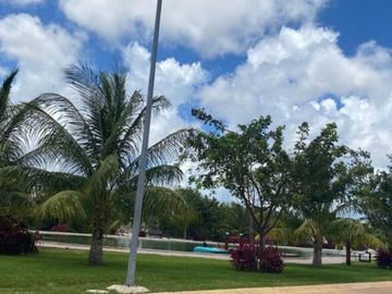 Casa con alberca privada, doble altura, pisos de mármol, en venta en Residencial Rio, Cancun