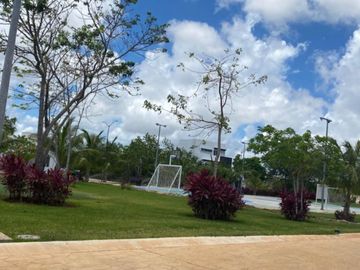 Casa con alberca privada, doble altura, pisos de mármol, en venta en Residencial Rio, Cancun