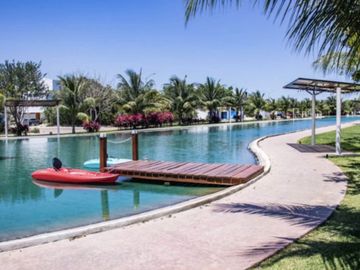 Casa con alberca privada, doble altura, pisos de mármol, en venta en Residencial Rio, Cancun