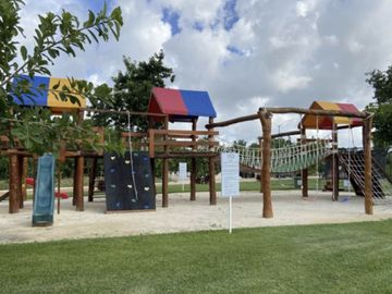 Casa con alberca privada, doble altura, pisos de mármol, en venta en Residencial Rio, Cancun