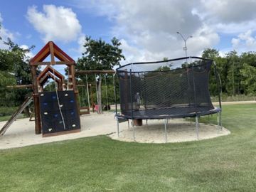 Casa con alberca privada, doble altura, pisos de mármol, en venta en Residencial Rio, Cancun