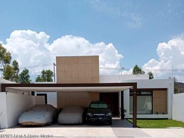 Casa de tres recámaras en una planta en venta en Apaseo el Grande colindando con Querétaro, Guanajuato
