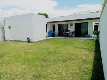 Casa de tres recámaras en una planta en venta en Apaseo el Grande colindando con Querétaro, Guanajuato