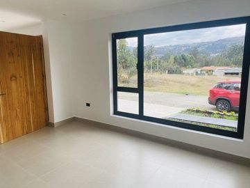 Amplia y lujosa villa por estrenar en exclusiva urbanización privada en Challuabamba