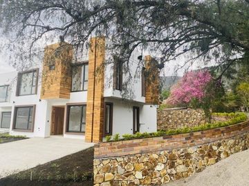 Amplia y lujosa villa por estrenar en exclusiva urbanización privada en Challuabamba