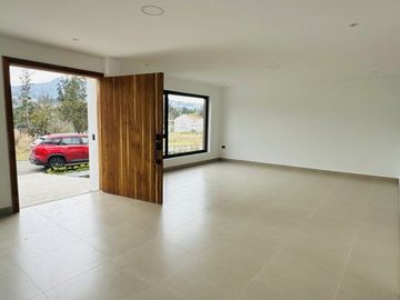Amplia y lujosa villa por estrenar en exclusiva urbanización privada en Challuabamba