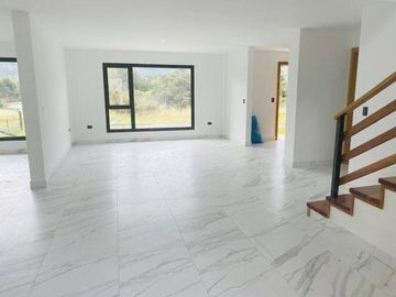 Amplia y lujosa villa por estrenar en exclusiva urbanización privada en Challuabamba