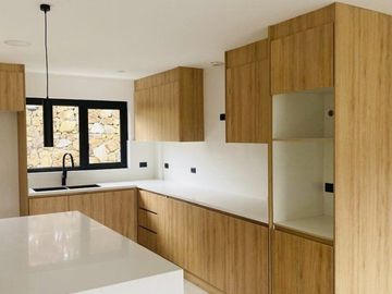 Amplia y lujosa villa por estrenar en exclusiva urbanización privada en Challuabamba