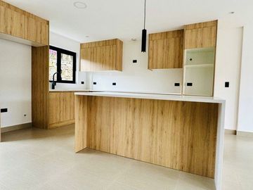 Amplia y lujosa villa por estrenar en exclusiva urbanización privada en Challuabamba