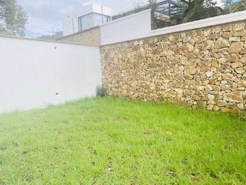 Amplia y lujosa villa por estrenar en exclusiva urbanización privada en Challuabamba