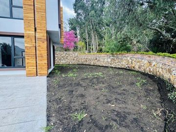 Amplia y lujosa villa por estrenar en exclusiva urbanización privada en Challuabamba