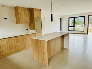 Amplia y lujosa villa por estrenar en exclusiva urbanización privada en Challuabamba